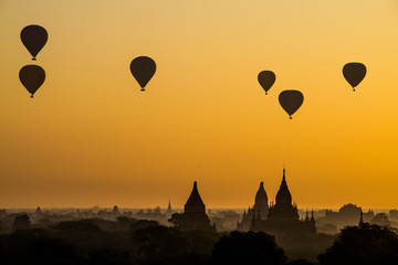 Fototapeta na wymiar Globos sobrevolando los templos de Bagan en Myanmar
