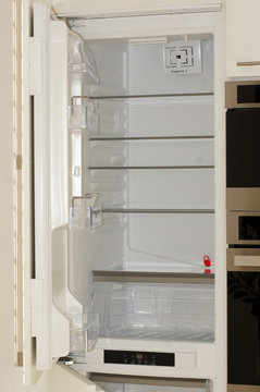 Moderner K&uuml;hlschrank in der K&uuml;che leer
