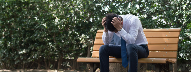 頭を抱える男性