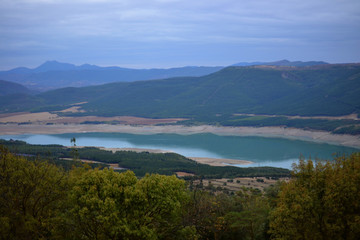 Obraz premium Vistas de las cercanias del pantano de Yesa desde las montañas cercanas al Monasterio de Leyre 
