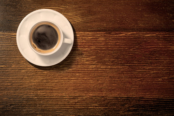 アンティークなテーブルの上のコーヒーカップ