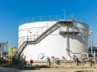 Obraz premium oil and gas processing round tank