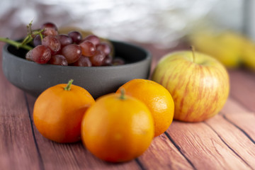 frutta fresca e naturale di stagione sul tavolo di legno