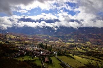 Naklejka premium Ariège paysage campagne de France - voyage aventure montagne tourisme