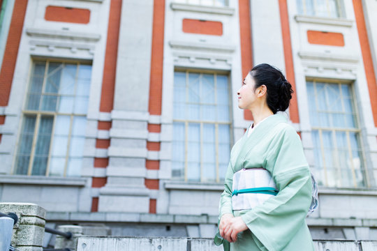 着物（夏結城紬）を着た日本人女性