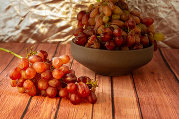 frutta fresca e naturale di stagione sul tavolo di legno