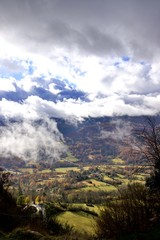 Fototapeta na wymiar Paysage Ariège village campagne nuage 