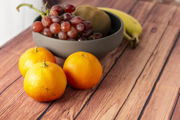 frutta fresca e naturale di stagione sul tavolo