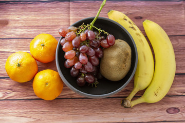 frutta fresca e naturale di stagione sul tavolo