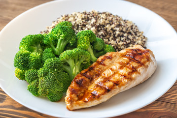 Grilled chicken with broccoli and quinoa