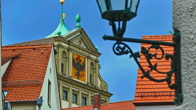 wappen am rathaus von augsburg, historisches wappen am dachgiebel, alte stadtbeleuchtung
