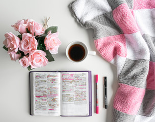 Induktive Bible study flat lay with pink roses, coffee and pen