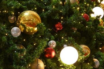 Obraz na płótnie Canvas luxury light ball decoration on christmas tree ornament