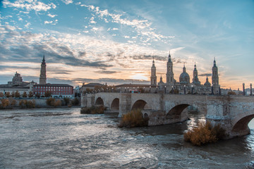 Obraz premium Zaragoza November 29, 2019, Rio Ebro as it passes through the city of Zaragoza