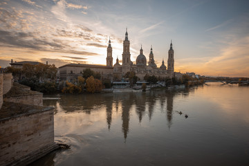 Fototapeta premium Zaragoza November 29, 2019, Rio Ebro as it passes through the city of Zaragoza