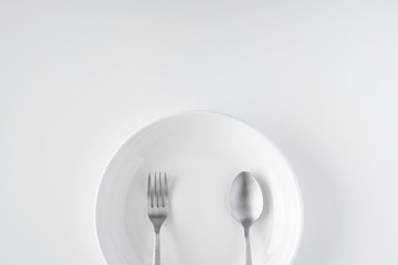 白いお皿・フォーク・スプーン