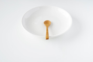白いお皿・木のスプーン