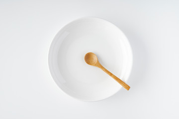 Fototapeta na wymiar 白いお皿・木のスプーン