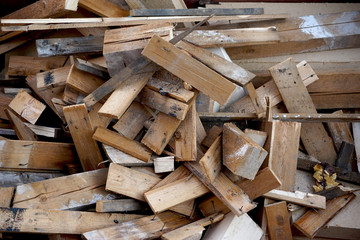 Altes Holz - Holzreste im Container