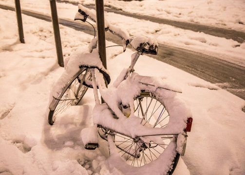 Image of nights in the city of Paris during the heavy snowfall of February 07, 2018.