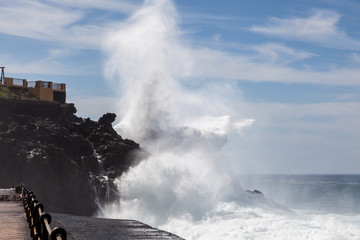 Fototapeta premium Massive wave hitting the rocky shore in Tenerife