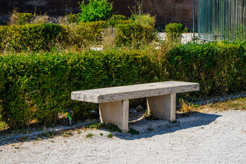 Bancos de jardim em um parque arborizado ótimo para descanso, ao redor do mundo (coleção de bancos)	