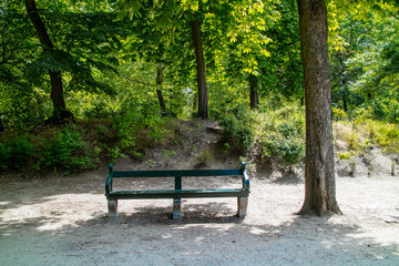 Bancos de jardim em um parque arborizado ótimo para descanso, ao redor do mundo (coleção de...