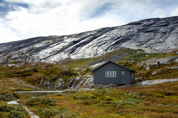 Fototapeta na wymiar Einsame Berghütte in den Bergen von Norwegen