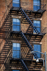 Feuerleitern Backstein Brooklyn New York typisch Schaten Sonne Struktur Fluchtweg Fenster Backsteine Mauer Wand Hintergrund Haus