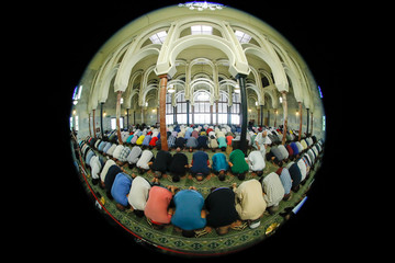 Musulmanes rezando en la mezquita