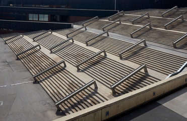 Escaleras vacías en un día soleado con grandes pasamanos metálicos