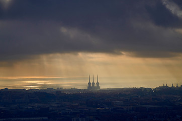 Fototapeta premium Cielo nublado con un claro de luz dorada en el horizonte en Barcelona