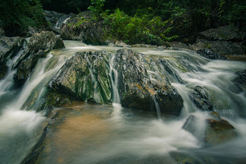  Water or waterfalls that flow through rock gorges in the forest.