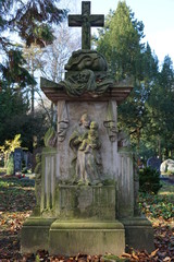 Obraz premium Beeidruckendes historisches Grab auf dem Friedhof von Landau in der Pfalz