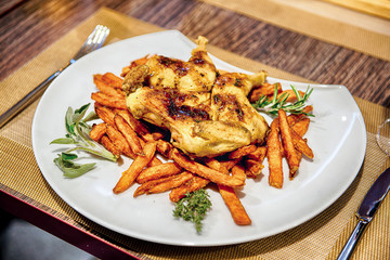 Wachtel mit Süßkartoffel-Pommes