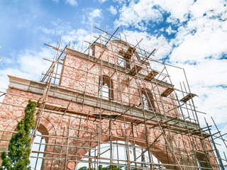 Focus selection: The front of the arch is undergoing new construction, overlooking the sky and clouds