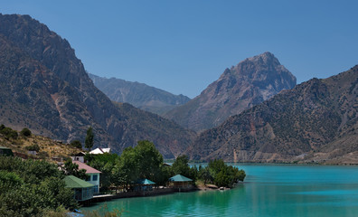 Fototapeta na wymiar Tajikistan. The pearl of the Pamir tract is the amazing mountain lake Iskanderkul.