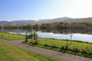 Weinbau an der Mosel: Die Mosel bei Schloss und Weinort Lieser nahe Bernkastel-Kues