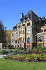 Obraz premium Weinbau an der Mosel: Blick auf Garten und historisches Schloss Lieser im Weinort Lieser nahe Bernkastel-Kues
