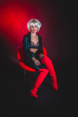 Femme et bottes rouges