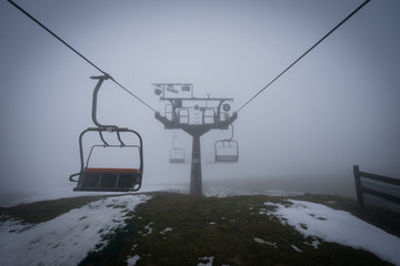 seggiovia nella nebbia