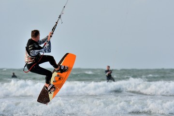 Un homme qui pratique le kitesurf sur la mer