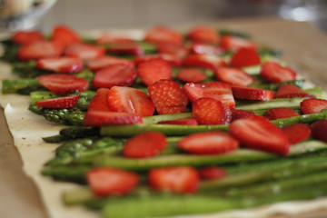 strawberrys on green asparagus 