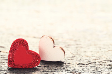 Obraz premium Red glitter and white hearts on grey wooden table