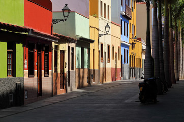 kolorowe domy na ulicy