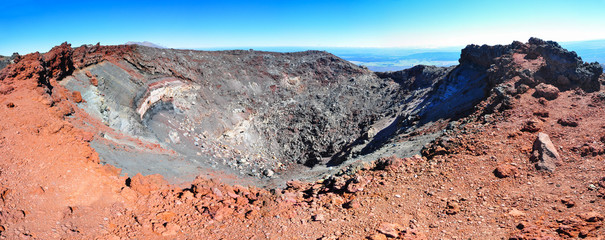 Volcanic Crater of Mount Ngauruhoe (Mount Doom) at Tongariro Alpine Crossing on North Island, New Zealand. The most famous day hike of New Zealand.
