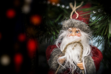 Święty Mikołaj na choince z miejscem na życzenia świąteczne.