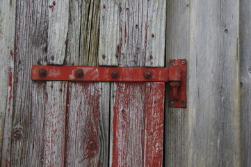 Verwitterte Holzwand mit Scharnier