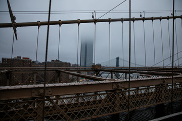 Naklejka premium Brooklyn bridge under the rain and mist