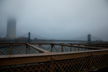 Naklejka premium Brooklyn bridge under the rain weather